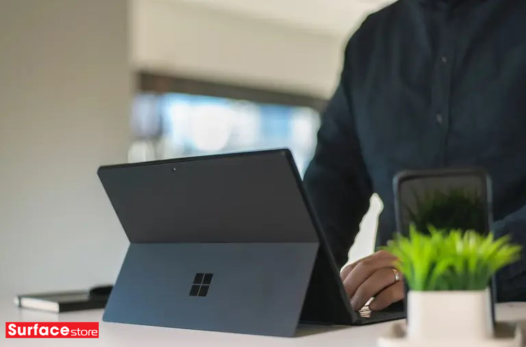 Microsoft tuyên bố rằng Surface Pro mới vượt trội hơn MacBook Air 15 inch M3 về tốc độ 3 Surface