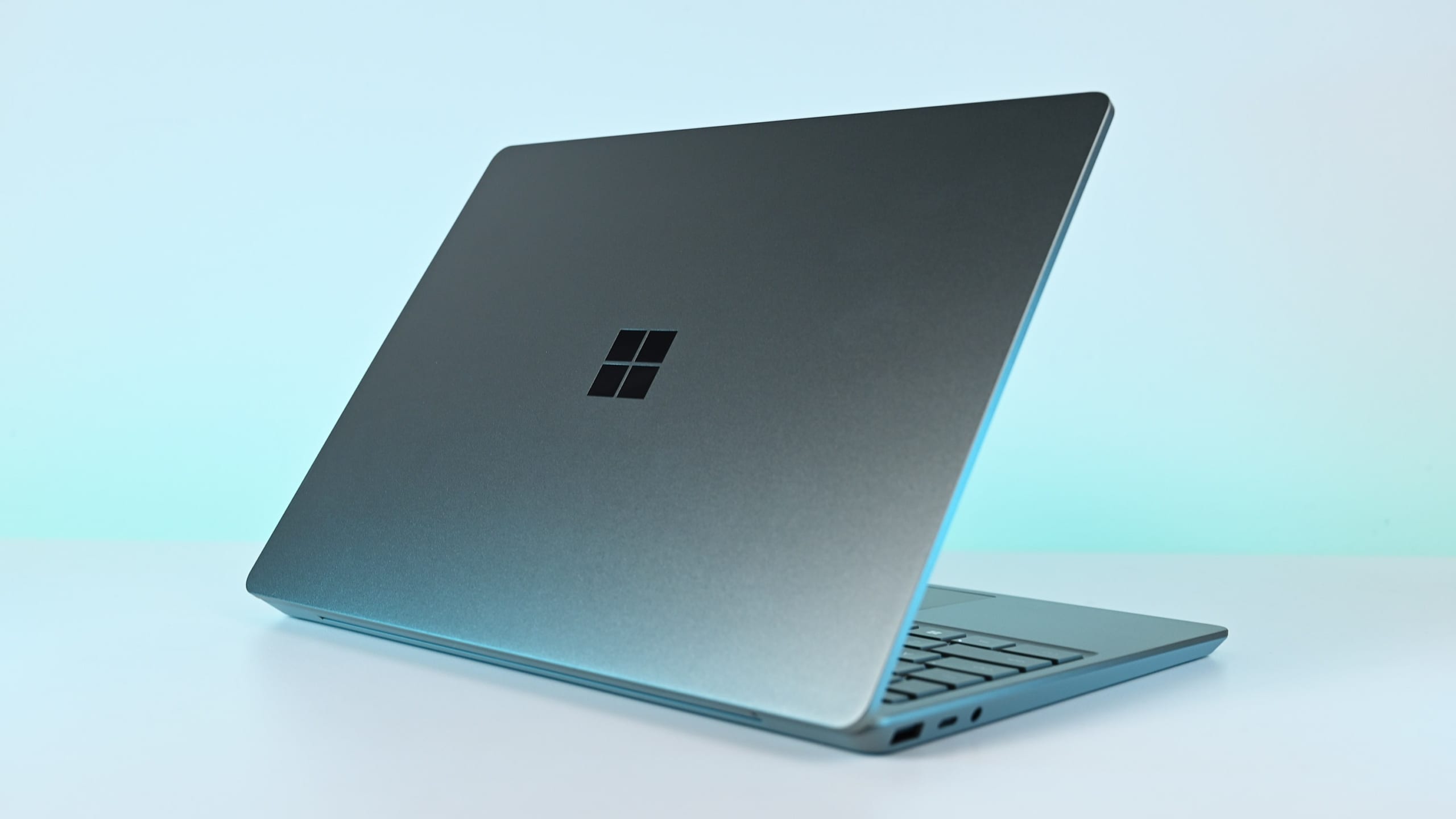 Đừng để việc mua sắm chuẩn bị cho năm học mới vụt mất — Đây là chiếc Surface PC tốt nhất dành cho học sinh, sinh viên 3 Surface