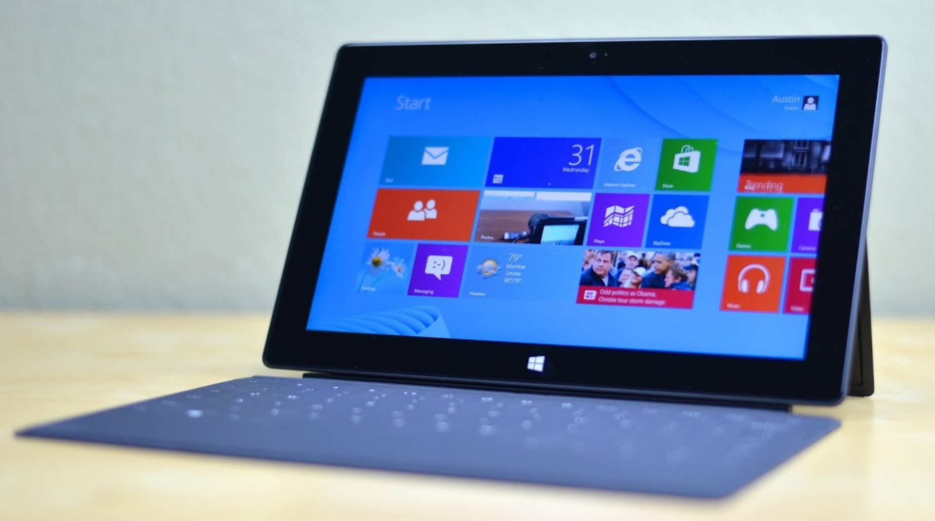 Tại sao sau hơn một thập kỉ trôi qua, laptop cảm ứng Surface vẫn chưa thể thay thế được laptop truyền thống? 2 laptop