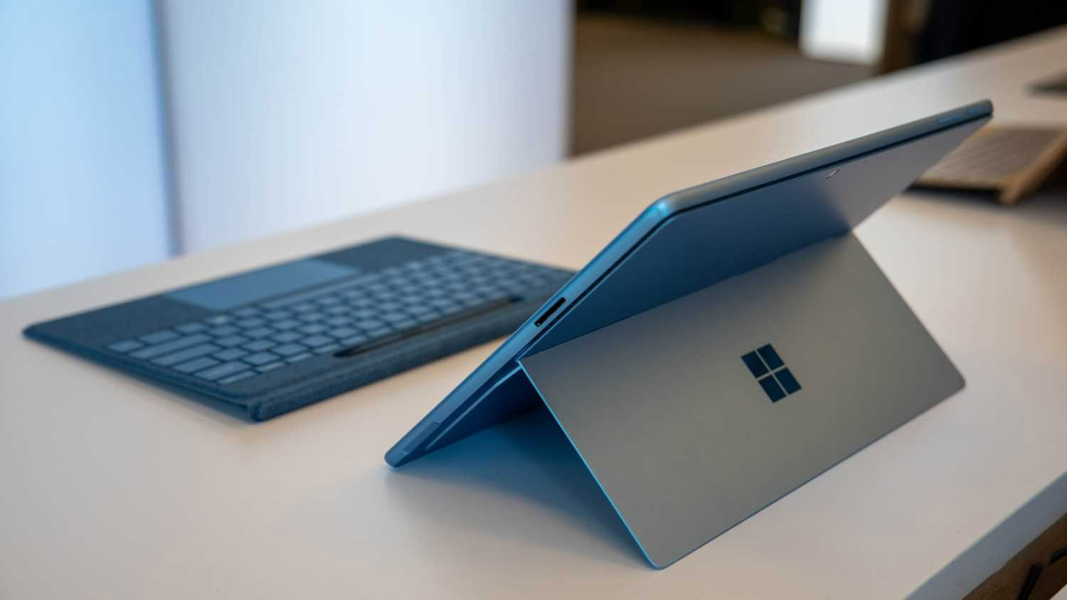 Surface Pro 11 so với Lenovo ThinkPad X12 Detachable Gen 2: Máy tính bảng dành cho doanh nghiệp nào phù hợp nhất với bạn? 2 Surface