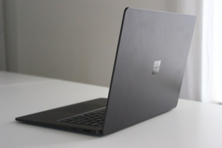 Microsoft Surface Pro và Surface Laptop: Cuộc đối đầu giữa hai lựa chọn hàng đầu 3 Surface Pro