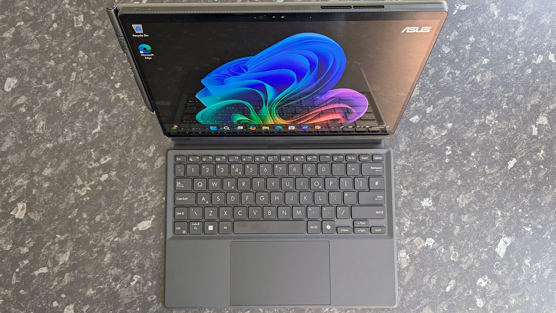 Surface Pro 11 vs ProArt PZ13: Microsoft Copilot+ không dễ bị đánh bại, nhưng ASUS tạo sức ép với mức giá hấp dẫn hơn 4 Surface Pro 11