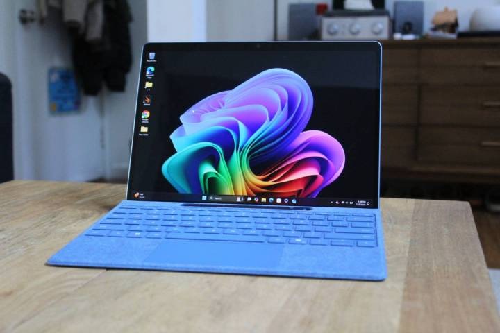 Thiết bị 2 trong 1 mới lạ khiến Surface Pro 11 phải dè chừng – nhưng lý do không chỉ nằm ở cấu hình! 2 Surface Pro 11